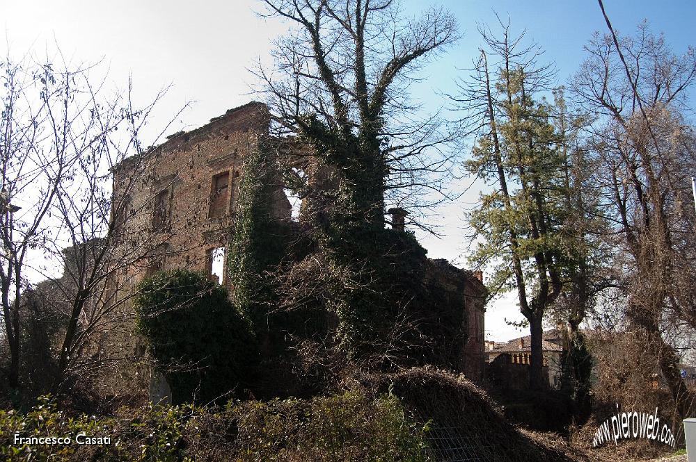 002 Impietoso stato di abbandono del castello.jpg